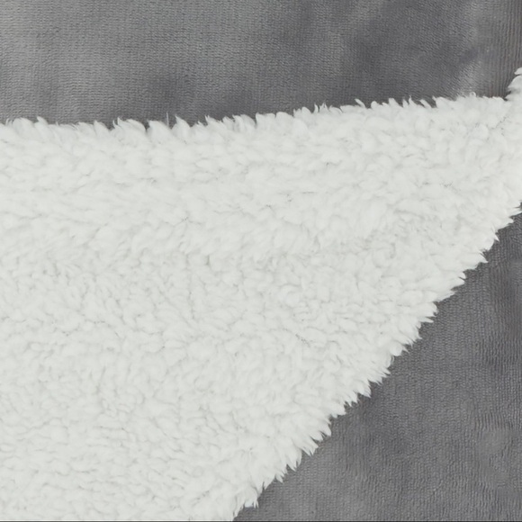 Target 50"x60"  Gray Velvet Sherpa Throw Blanket NWOT - Picture 6 of 6